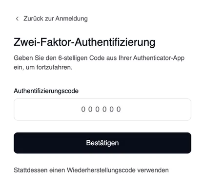 Die Anmeldeseite „Zwei-Faktor-Authentifizierung“ mit „Zurück zur Anmeldung“ darüber, dem Feld „Authentifizierungscode“, der Schaltfläche „Bestätigen“ und dem Link „Stattdessen einen Wiederherstellungscode verwenden“.