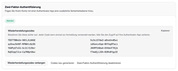Die Karte mit der Markierung „Aktiviert“, acht Wiederherstellungscodes, „Kopieren“ und den Schaltflächen „Wiederherstellungscodes verbergen“, „Codes neu generieren“ und „Zwei-Faktor-Authentifizierung deaktivieren“.