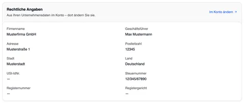 Die Karte „Rechtliche Angaben“ – „Aus Ihren Unternehmensdaten im Konto – dort ändern Sie sie.“ und rechts oben der Link „Im Konto ändern“ – mit Firmenname Musterfirma GmbH und Geschäftsführer Max Mustermann nebeneinander, darunter in zwei Spalten Adresse, Postleitzahl, Stadt, Land, USt-IdNr., Steuernummer, Registernummer und Registergericht.