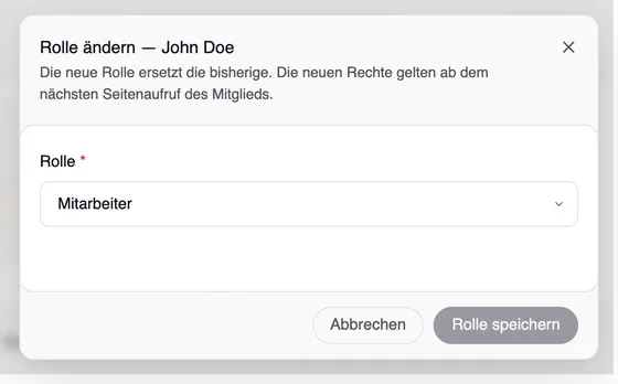 Das Fenster „Rolle ändern — John Doe“ mit dem Hinweis, dass die neue Rolle die bisherige ersetzt, dem Feld „Rolle“ (Mitarbeiter) und den Schaltflächen „Abbrechen“ und dem noch ausgegrauten „Rolle speichern“.
