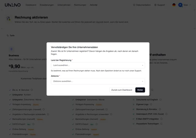 Das Fenster „Vervollständigen Sie Ihre Unternehmensdaten“ über der Tarifwahl: „Zuerst: Wo ist Ihr Unternehmen registriert? Davon hängen die Angaben ab, nach denen wir danach fragen.“, die Felder Land der Registrierung und Zeitzone und die Schaltflächen „Zurück zum Dashboard“ und „Weiter“.