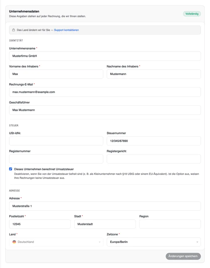 Die Karte „Unternehmensdaten“ mit der Markierung „Vollständig“, unter dem Titel der Hinweis „Das Land ändern wir für Sie — Support kontaktieren“, die Abschnitte Identität, Steuer und Adresse, ausgefüllt mit Beispieldaten der Musterfirma GmbH – das Land Deutschland ausgegraut –, unten die Schaltfläche „Änderungen speichern“.