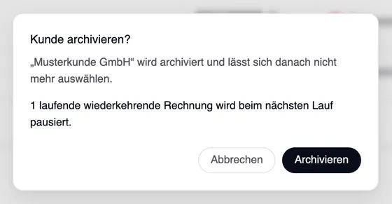 Das Fenster „Kunde archivieren?“: „Musterkunde GmbH“ wird archiviert und lässt sich danach nicht mehr auswählen. 1 laufende wiederkehrende Rechnung wird beim nächsten Lauf pausiert. Mit „Abbrechen“ und „Archivieren“.