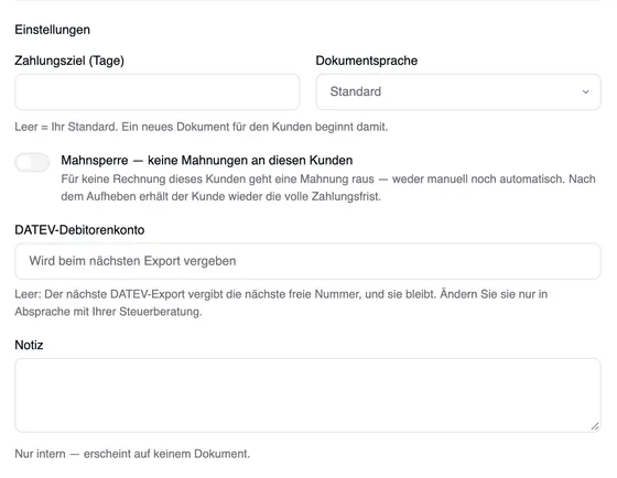 Der Abschnitt „Einstellungen“ im Fenster „Kunde bearbeiten“: Zahlungsziel, Dokumentsprache, die Mahnsperre und das leere Feld DATEV-Debitorenkonto mit „Wird beim nächsten Export vergeben“ und dem Hinweis darunter, zuletzt die Notiz.