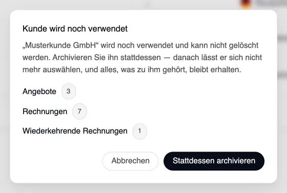Das Fenster „Kunde wird noch verwendet“: „Musterkunde GmbH“ wird noch verwendet und kann nicht gelöscht werden – Angebote 3, Rechnungen 7, Wiederkehrende Rechnungen 1. Mit „Abbrechen“ und „Stattdessen archivieren“.