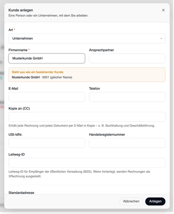 Das Fenster „Kunde anlegen“ mit dem orangefarbenen Hinweis „Sieht aus wie ein bestehender Kunde – Musterkunde GmbH · 0001 (gleicher Name)“.