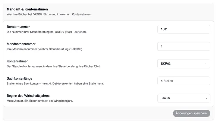 Die Karte Mandant & Kontenrahmen mit „Wer Ihre Bücher bei DATEV führt – und in welchem Kontenrahmen.“: Beraternummer 1001, Mandantennummer 1, Kontenrahmen SKR03, Sachkontenlänge „4 Stellen“, Beginn des Wirtschaftsjahres Januar – jeweils mit Erklärung; unten Änderungen speichern.