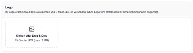 Die Karte „Logo“ mit dem Hinweis, dass das Logo auf Dokumenten und E-Mails erscheint, und dem Upload-Feld „Klicken oder Drag & Drop – PNG oder JPG (max. 2 MB)“.