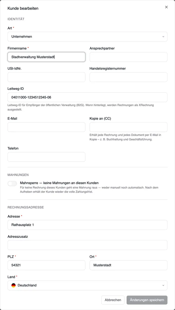 Das Fenster „Kunde bearbeiten“ für die Stadtverwaltung Musterstadt: Art Unternehmen, das Feld Leitweg-ID mit 04011000-1234512345-06 und dem Hinweis „Leitweg-ID für Empfänger der öffentlichen Verwaltung (B2G). Wenn hinterlegt, werden Rechnungen als XRechnung ausgestellt.“, darunter E-Mail, Kopie an (CC), Telefon, der Abschnitt Mahnungen und die Rechnungsadresse Rathausplatz 1, 54321 Musterstadt, Deutschland.