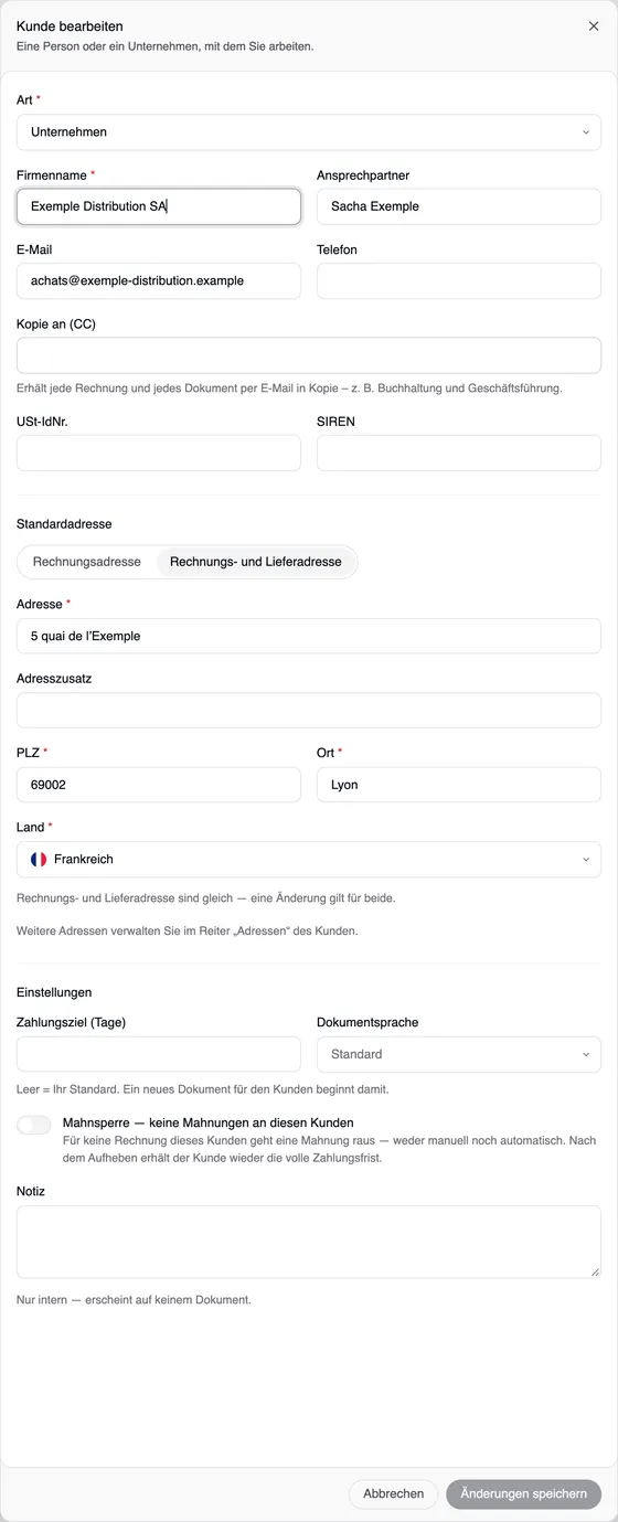 Das Fenster „Kunde bearbeiten“ für Exemple Distribution SA: Art Unternehmen, das Feld SIREN noch leer, Ansprechpartner Sacha Exemple, die E-Mail und die Rechnungsadresse in Lyon.