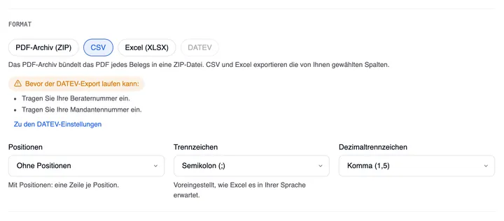 Der Abschnitt Format mit ausgegrautem DATEV und dem orangefarbenen Hinweis „Bevor der DATEV-Export laufen kann:“ – darunter Tragen Sie Ihre Beraternummer ein und Tragen Sie Ihre Mandantennummer ein – und dem Link „Zu den DATEV-Einstellungen“.