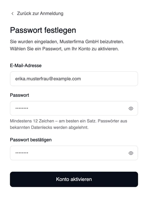 Die Seite „Passwort festlegen“ mit „Zurück zur Anmeldung“ darüber: „Sie wurden eingeladen, Musterfirma GmbH beizutreten“, mit E-Mail-Adresse, Passwort, Passwort bestätigen und der Schaltfläche „Konto aktivieren“.