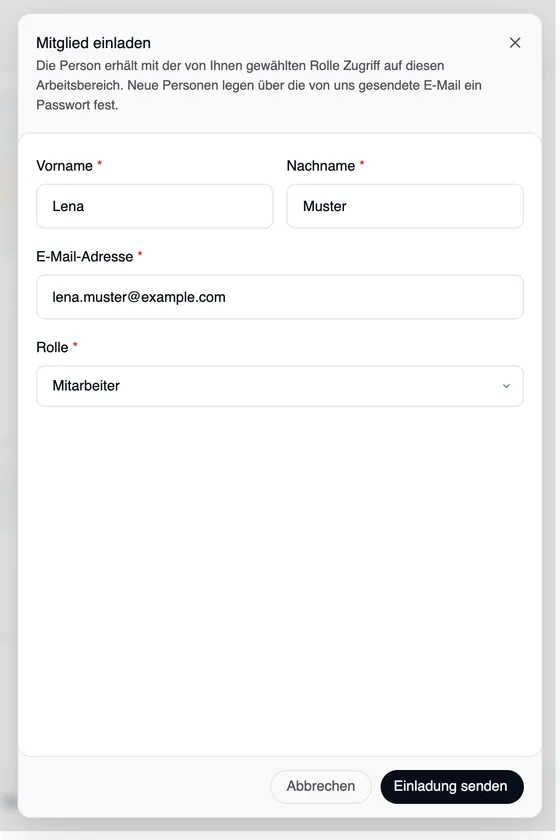 Die Seitenansicht „Mitglied einladen“ mit dem Hinweis zur Rolle und zur Passwort-E-Mail, Vorname Lena, Nachname Muster, E-Mail-Adresse lena.muster@example.com, der Rolle Mitarbeiter und den Schaltflächen „Abbrechen“ und „Einladung senden“.