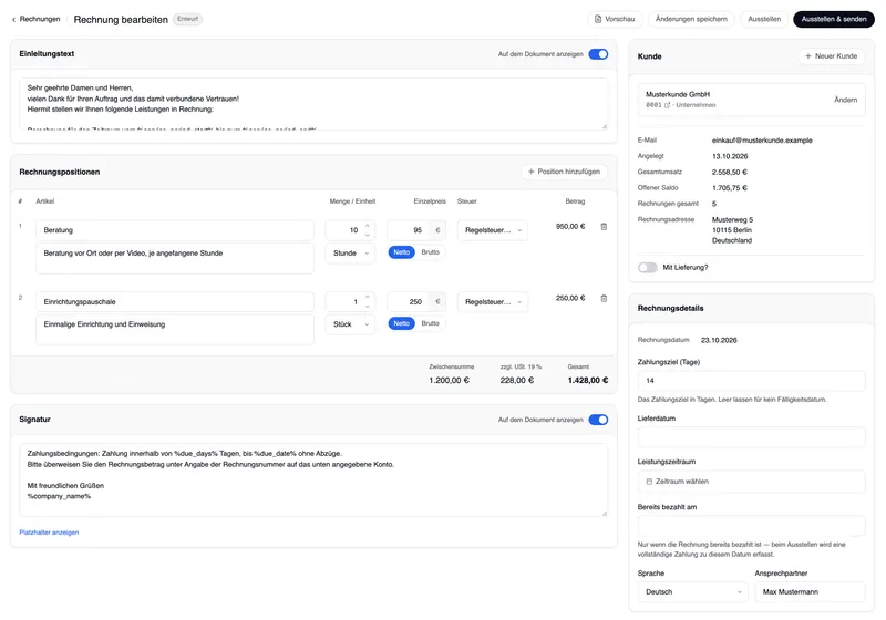 Der Rechnungseditor: oben „‹ Rechnungen“, der Titel Rechnung bearbeiten mit dem Status Entwurf und die Schaltflächen Vorschau, Änderungen speichern, Ausstellen und Ausstellen & senden; links Einleitungstext, die Rechnungspositionen mit Betrag und den Summen in der Fußzeile, darunter die Signatur; rechts die Karte Kunde mit Musterkunde GmbH (0001 · Unternehmen), ihren Angaben, der Rechnungsadresse und dem Schalter „Mit Lieferung?“ sowie die Rechnungsdetails mit Rechnungsdatum, Zahlungsziel, Lieferdatum, Leistungszeitraum, Bereits bezahlt am, Sprache und Ansprechpartner.