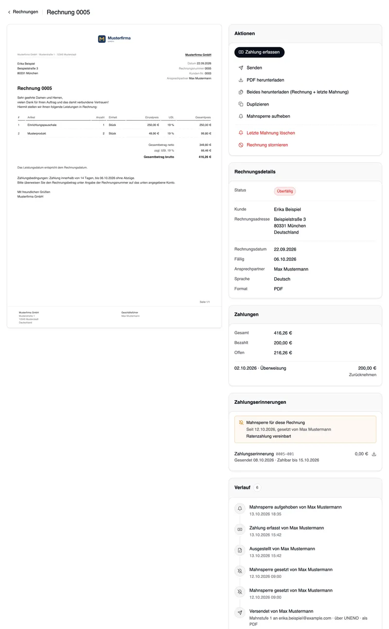 Die Übersicht der überfälligen Rechnung 0005: links die Rechnung als Dokument mit dem Logo von Musterfirma, der Anschrift, dem Einleitungstext, den Positionen, den Summen und den Zahlungsbedingungen; rechts die Karte Aktionen mit „Zahlung erfassen“, darunter Senden, PDF herunterladen, Beides herunterladen, Duplizieren und Mahnsperre aufheben, in Rot Letzte Mahnung löschen und Rechnung stornieren; darunter Rechnungsdetails, Zahlungen mit Gesamt, Bezahlt 200,00 € und Offen 216,26 €, Zahlungserinnerungen mit der Mahnsperre und der ersten Mahnung, und der Verlauf.