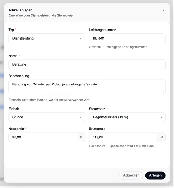 Das Fenster „Artikel anlegen“ – „Eine Ware oder Dienstleistung, die Sie anbieten.“ – mit Typ Dienstleistung, Leistungsnummer BER-01, Name Beratung, einer Beschreibung, Einheit Stunde, Steuersatz Regelsteuersatz (19 %), Nettopreis 95,00 € und Bruttopreis 113,05 €.