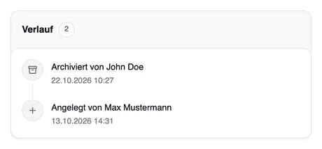 Der Verlauf von „Musterprodukt“: „Archiviert von John Doe“ am 22.10.2026 um 10:27 und „Angelegt von Max Mustermann“ am 13.10.2026 um 14:31, jeweils mit einem runden Symbol, verbunden durch eine Linie.