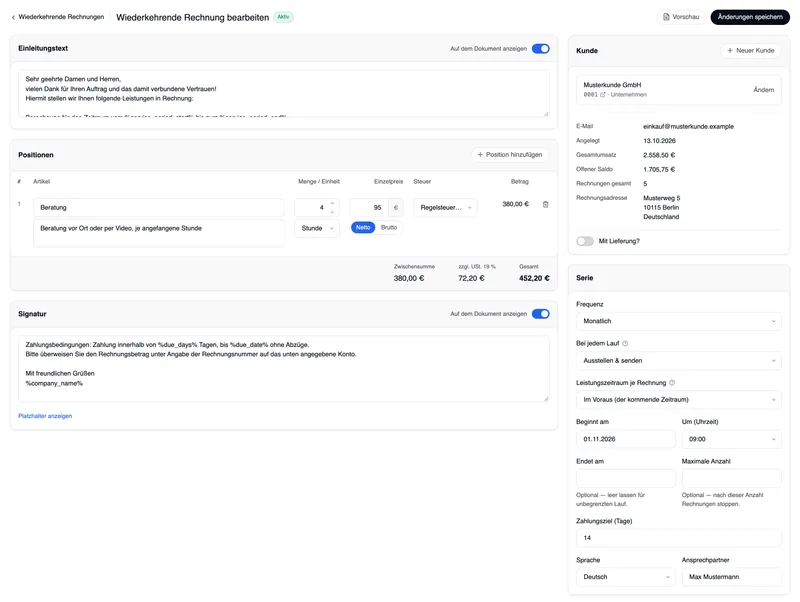 Der Editor einer wiederkehrenden Rechnung: oben „‹ Wiederkehrende Rechnungen“, der Titel mit dem Status Aktiv und die Schaltflächen Vorschau und Änderungen speichern; links Einleitungstext, die Position Beratung (4 Stunden à 95 €) mit Zwischensumme 380,00 €, USt. 72,20 € und Gesamt 452,20 €, darunter die Signatur; rechts die Karte Kunde mit Musterkunde GmbH (0001 · Unternehmen), ihren Angaben, der Rechnungsadresse und „Mit Lieferung?“, darunter die Karte Serie mit Frequenz Monatlich, Bei jedem Lauf Ausstellen & senden, Leistungszeitraum Im Voraus, Beginnt am 01.11.2026 um 09:00, Endet am und Maximale Anzahl leer, Zahlungsziel 14, Sprache Deutsch und Ansprechpartner.