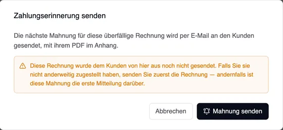 Das Fenster „Zahlungserinnerung senden“: Die nächste Mahnung für diese überfällige Rechnung wird per E-Mail an den Kunden gesendet, mit ihrem PDF im Anhang. Darunter in Orange der Hinweis, dass die Rechnung dem Kunden von hier aus noch nicht gesendet wurde. Schaltflächen Abbrechen und Mahnung senden.