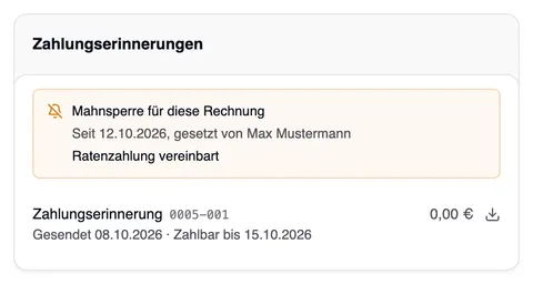 Die Karte Zahlungserinnerungen der Rechnung 0005: ein orangefarbener Kasten „Mahnsperre für diese Rechnung – Seit 12.10.2026, gesetzt von Max Mustermann – Ratenzahlung vereinbart“; darunter die Zahlungserinnerung 0005-001.