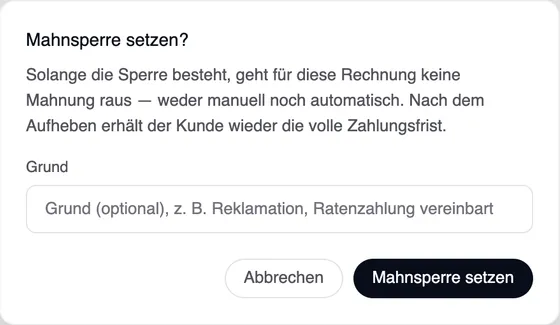 Das Fenster „Mahnsperre setzen?“ mit dem Hinweis, dass keine Mahnung rausgeht, solange die Sperre besteht, und der Kunde nach dem Aufheben wieder die volle Zahlungsfrist erhält; darunter das Feld Grund mit „Grund (optional), z. B. Reklamation, Ratenzahlung vereinbart“ und die Schaltflächen Abbrechen und Mahnsperre setzen.