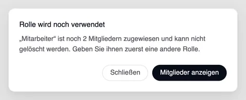 Das Fenster „Rolle wird noch verwendet“: „Mitarbeiter“ ist noch 2 Mitgliedern zugewiesen und kann nicht gelöscht werden. Geben Sie ihnen zuerst eine andere Rolle. Darunter „Schließen“ und „Mitglieder anzeigen“.
