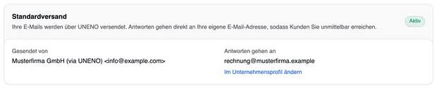 Die Karte „Standardversand“ mit dem Status „Aktiv“: Ihre E-Mails werden über UNENO versendet, Antworten gehen an Ihre eigene Adresse. Darunter „Gesendet von Musterfirma GmbH (via UNENO)“ und „Antworten gehen an“ mit der eigenen Adresse und dem Link „Im Unternehmensprofil ändern“.