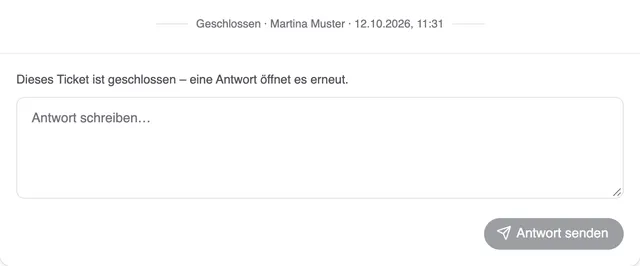 Das Ende der Konversation eines geschlossenen Tickets: die Zeile Geschlossen · Martina Muster · 12.10.2026, 11:31, darunter der Hinweis „Dieses Ticket ist geschlossen – eine Antwort öffnet es erneut.“, das Antwortfeld und Antwort senden.