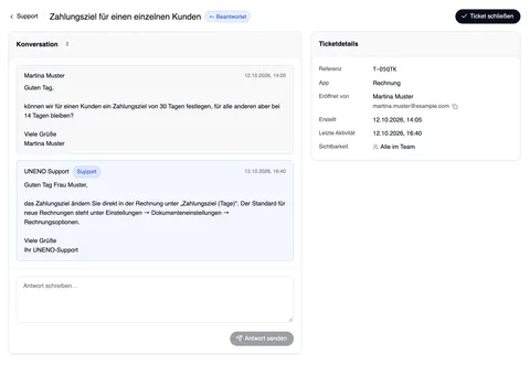 Das Ticket T-D5QTK: oben ‹ Support, der Betreff Zahlungsziel für einen einzelnen Kunden mit Beantwortet und rechts Ticket schließen. Links die Konversation mit 2 Nachrichten – die Frage von Martina Muster und die Antwort von UNENO Support mit der Markierung Support –, darunter das Antwortfeld mit Antwort senden. Rechts die Ticketdetails: Referenz, App Rechnung, Eröffnet von Martina Muster mit E-Mail-Adresse, Erstellt, Letzte Aktivität und Sichtbarkeit Alle im Team.
