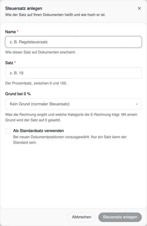 Das Fenster „Steuersatz anlegen“ am rechten Rand: „Wie der Satz auf Ihren Dokumenten heißt und wie hoch er ist.“, die Felder Name und Satz, Grund bei 0 % mit „Kein Grund (normaler Steuersatz)“ und das Kästchen „Als Standardsatz verwenden“; unten Abbrechen und Steuersatz anlegen, noch grau.