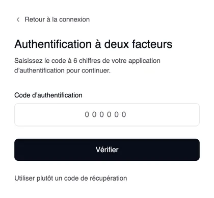 La page de connexion « Authentification à deux facteurs » avec « Retour à la connexion » au-dessus, le champ « Code d’authentification », le bouton « Vérifier » et le lien « Utiliser plutôt un code de récupération ».