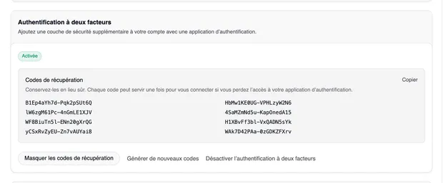La carte marquée « Activée », huit codes de récupération, « Copier » et les boutons « Masquer les codes de récupération », « Générer de nouveaux codes » et « Désactiver l’authentification à deux facteurs ».