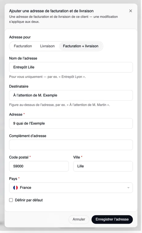 La fenêtre « Ajouter une adresse de facturation et de livraison » avec « Adresse pour : Facturation + livraison », le nom de l’adresse « Entrepôt Lille », le destinataire « À l’attention de M. Exemple », 9 quai de l’Exemple, 59000 Lille, France, la case « Définir par défaut » et les boutons « Annuler » et « Enregistrer l’adresse ».