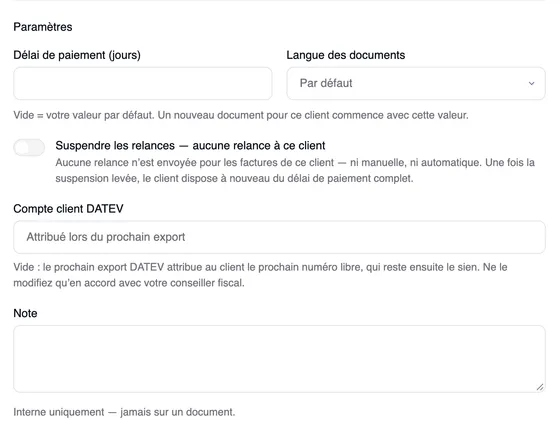 La section « Paramètres » de la fenêtre « Modifier le client » : délai de paiement, langue des documents, « Suspendre les relances — aucune relance à ce client », le champ vide « Compte client DATEV » avec « Attribué lors du prochain export » et la remarque en dessous, puis la note.