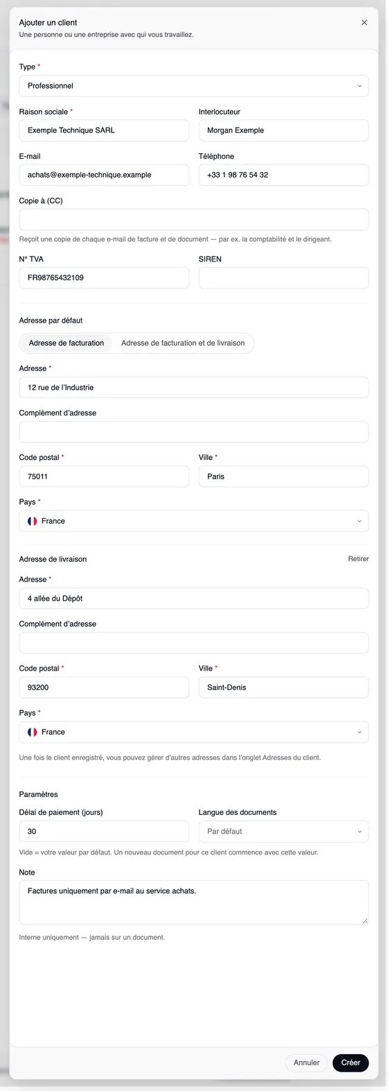 La fenêtre « Ajouter un client » : type Professionnel, raison sociale Exemple Technique SARL, interlocuteur Morgan Exemple, e-mail, téléphone, copie à (CC), n° TVA FR98765432109 et SIREN ; la section « Adresse par défaut » avec « Adresse de facturation | Adresse de facturation et de livraison », l’adresse 12 rue de l’Industrie, 75011 Paris et une adresse de livraison séparée 4 allée du Dépôt, 93200 Saint-Denis ; la section « Paramètres » avec un délai de paiement de 30 jours, la langue des documents « Par défaut » et la note « Factures uniquement par e-mail au service achats. »