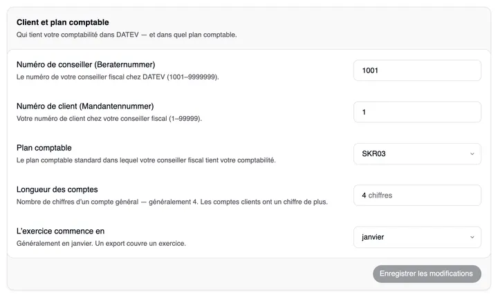 La carte « Client et plan comptable » avec « Qui tient votre comptabilité dans DATEV — et dans quel plan comptable. » : numéro de conseiller 1001, numéro de client 1, plan comptable SKR03, longueur des comptes « 4 chiffres », exercice commençant en janvier — chacun avec son explication ; en bas « Enregistrer les modifications ».