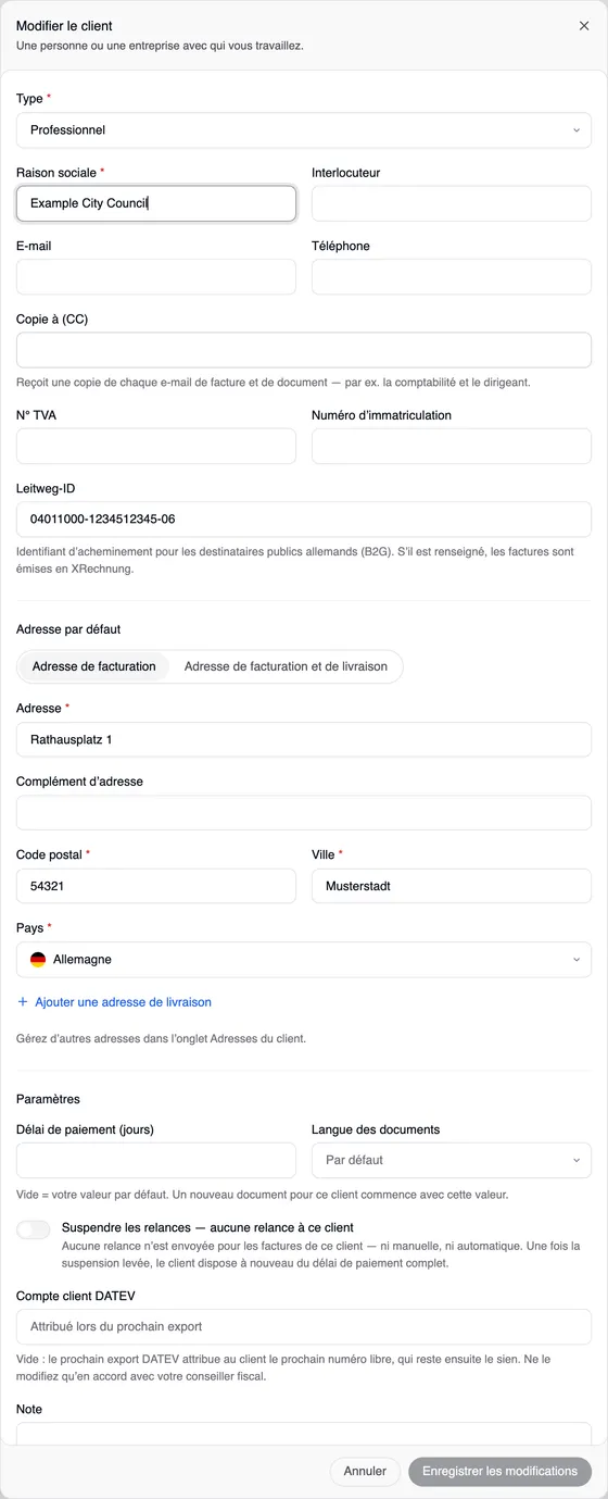 La fenêtre « Modifier le client » pour Example City Council : type Professionnel, le champ Leitweg-ID avec 04011000-1234512345-06 et la remarque « Identifiant d’acheminement pour les destinataires publics allemands (B2G). S’il est renseigné, les factures sont émises en XRechnung. », en dessous l’adresse de facturation Rathausplatz 1, 54321 Musterstadt, Allemagne, puis les paramètres.
