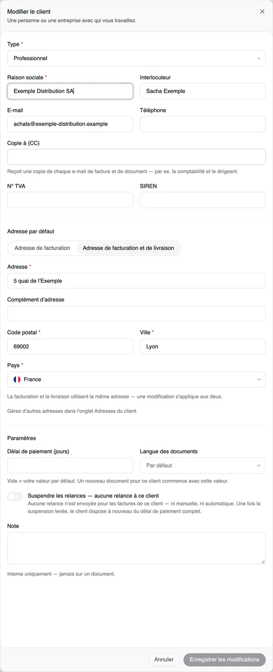 La fenêtre « Modifier le client » pour Exemple Distribution SA : type Professionnel, le champ SIREN encore vide, l’interlocuteur Sacha Exemple, l’e-mail et l’adresse de facturation à Lyon.
