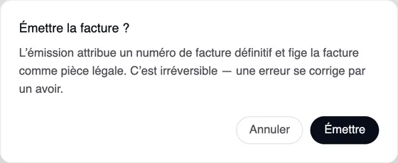 La fenêtre « Émettre la facture ? » : l’émission attribue un numéro de facture définitif et fige la facture comme pièce légale ; c’est irréversible — une erreur se corrige par un avoir. Boutons « Annuler » et « Émettre ».