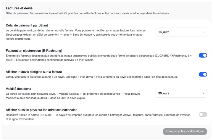 La carte « Factures et devis » : le délai de paiement par défaut, en dessous « Facturation électronique (E-Rechnung) » activée avec le texte « Émettre les factures destinées aux entreprises et aux organismes publics allemands sous forme de facture électronique (ZUGFeRD / XRechnung, EN 16931). Les autres destinataires continuent de recevoir un PDF simple. », puis l’option du devis d’origine et la validité des devis.