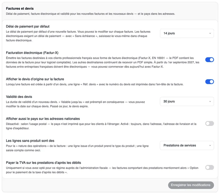 La carte « Factures et devis » : Délai de paiement par défaut 14 jours, Facturation électronique (Factur-X) activée, Afficher le devis d’origine sur la facture activé, Validité des devis 30 jours, Afficher aussi le pays sur les adresses nationales désactivé, Les lignes sans produit sont des « Prestations de services » et Payer la TVA sur les prestations d’après les débits désactivé — chacune avec une courte explication ; en bas le bouton Enregistrer les modifications.
