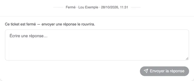 La fin de la conversation d’un ticket fermé : la ligne « Fermé · Lou Exemple · 28/10/2026, 11:31 », en dessous la remarque « Ce ticket est fermé — envoyer une réponse le rouvrira. », le champ de réponse et « Envoyer la réponse ».
