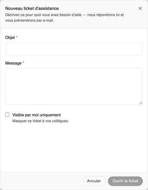 La fenêtre « Nouveau ticket d’assistance » au bord droit : « Décrivez ce pour quoi vous avez besoin d’aide — nous répondrons ici et vous préviendrons par e-mail. », les champs obligatoires Objet et Message, « Visible par moi uniquement » avec « Masquer ce ticket à vos collègues. », Annuler et Ouvrir le ticket, encore grisé.